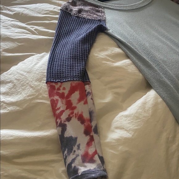 Light Blue Knot Top With Contrasting Print Sleeves Size M - Picture 6 of 6